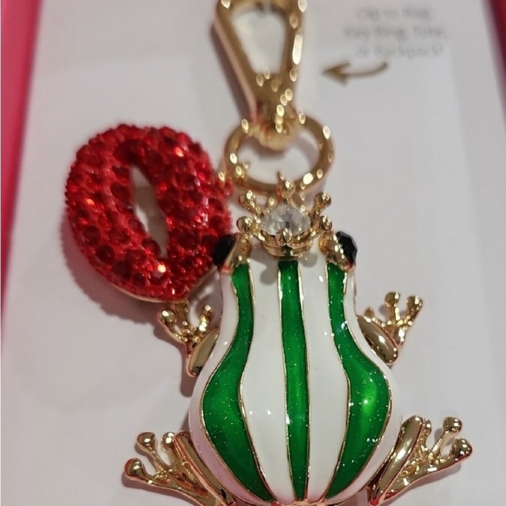 True to Form Frog Keychain with Red Lip Accent - Picture 6 of 6